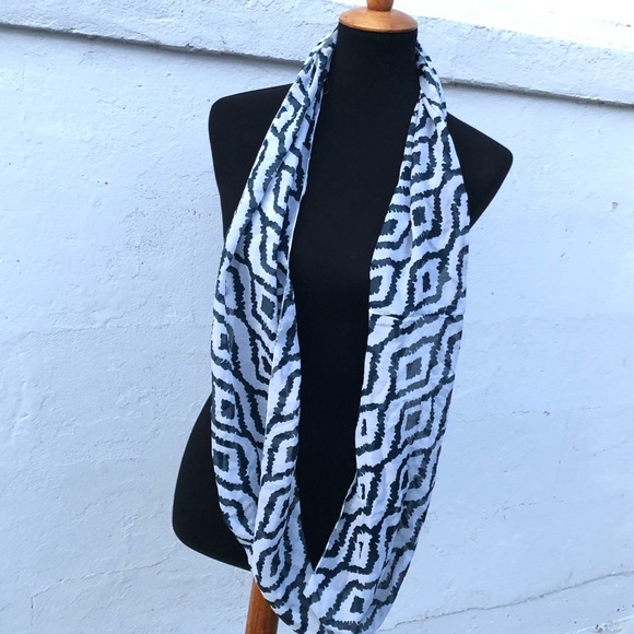 Abstract Infinity scarf - Picture 5 of 5